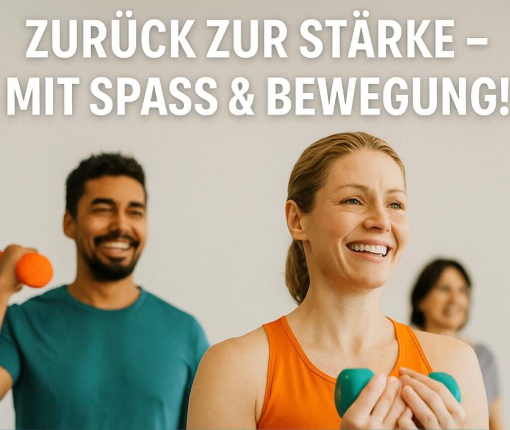 Auf dem Bild stehen 2 Frauen und ein Mann versetzt von einander. Alle drei lächeln. Die Frau im Vordergrund trägt ihre dunkelblonden Haare zum Zopf. Die Farbe ihres T-Shirts ist orange. Vor ihrer Brust hält sie mit beiden Händen eine kleine grüne Kurzhantel. Der Mann hinter ihr hat kurze, schwarze Haare und einen schwarzen Bart. Sein T-Shirt ist grün. Sein rechter Arm ist angewinkelt- in seiner rechten Hand hält er leicht über seiner Schulter eine orangefarbene Kurzhantel. Eine Frau mit schwarzen, Kinnlangen Haaren und einem grauen T-Shirt steht im Hintergrund. Sie ist etwas verschwommen dargestellt. Das Bild trägt eine Überschrift: Zurück zur Stärke - mit Spass & Bewegung!